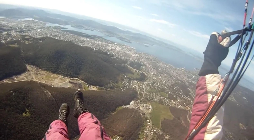 Screenshot from Simon Allen video paragliding kunanyi 2