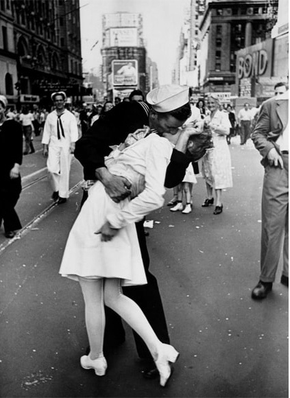 V J Day in Times Square Alfred Eisenstaedt